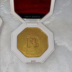 Fenty beauty highlighter in trophy wife